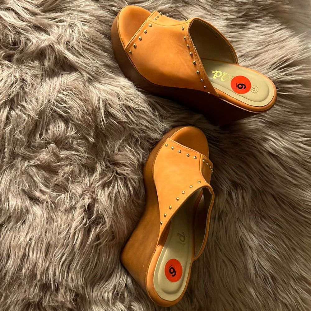 Orange, edges sandals